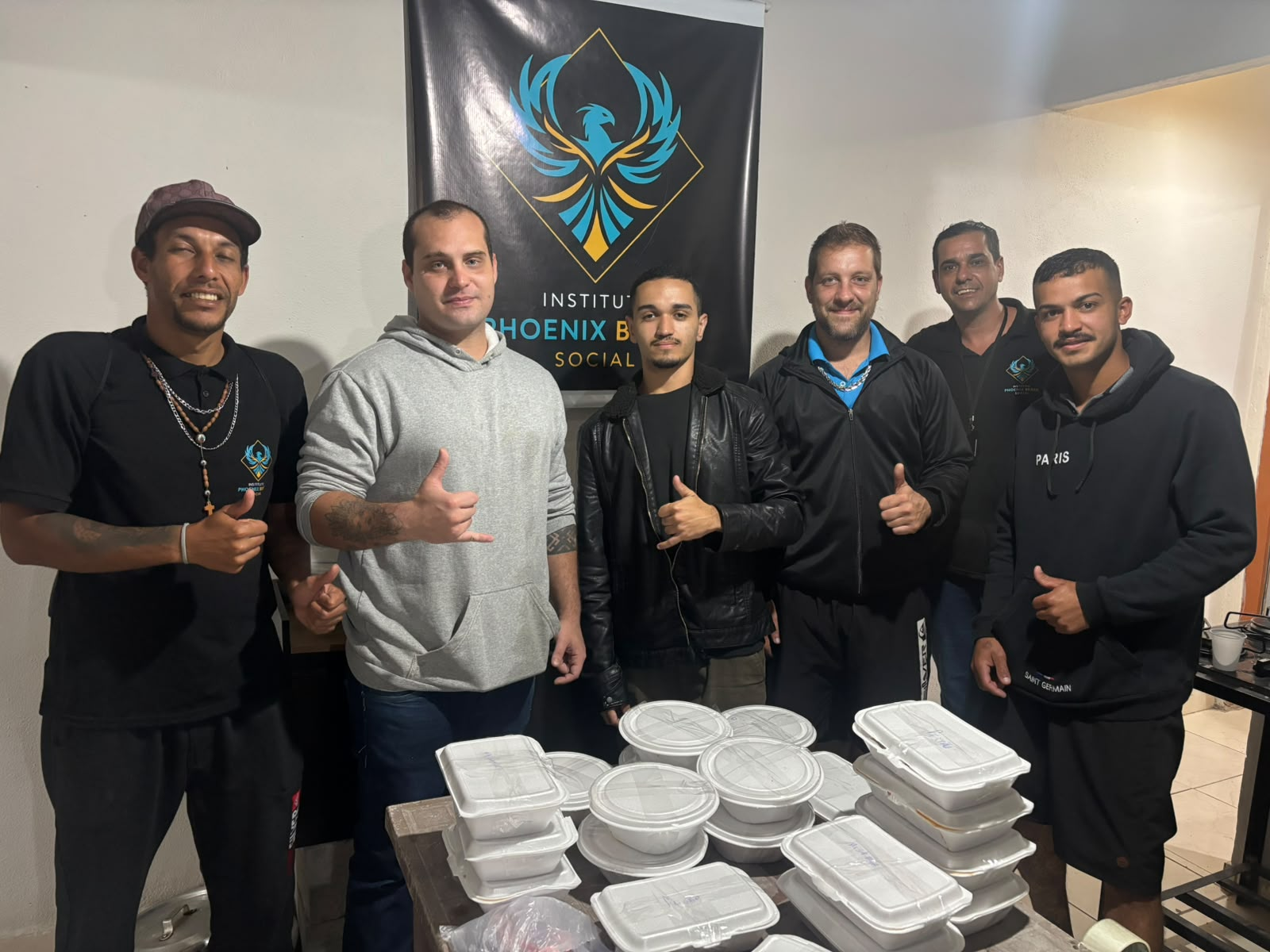 Equipe do Instituto Phoenix Brasil Social preparada para distribuir marmitas