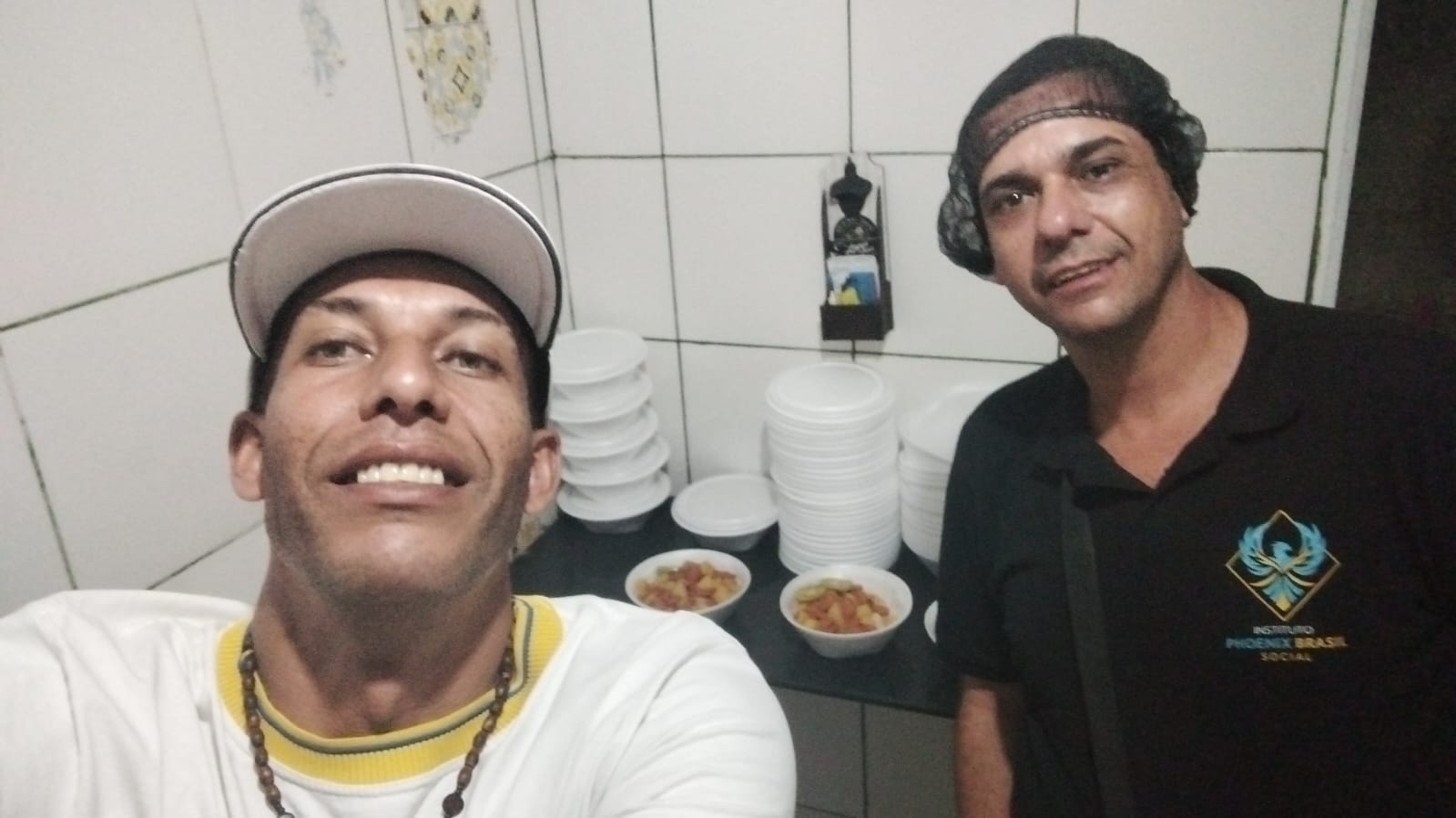 Voluntários na cozinha preparando as refeições do Instituto