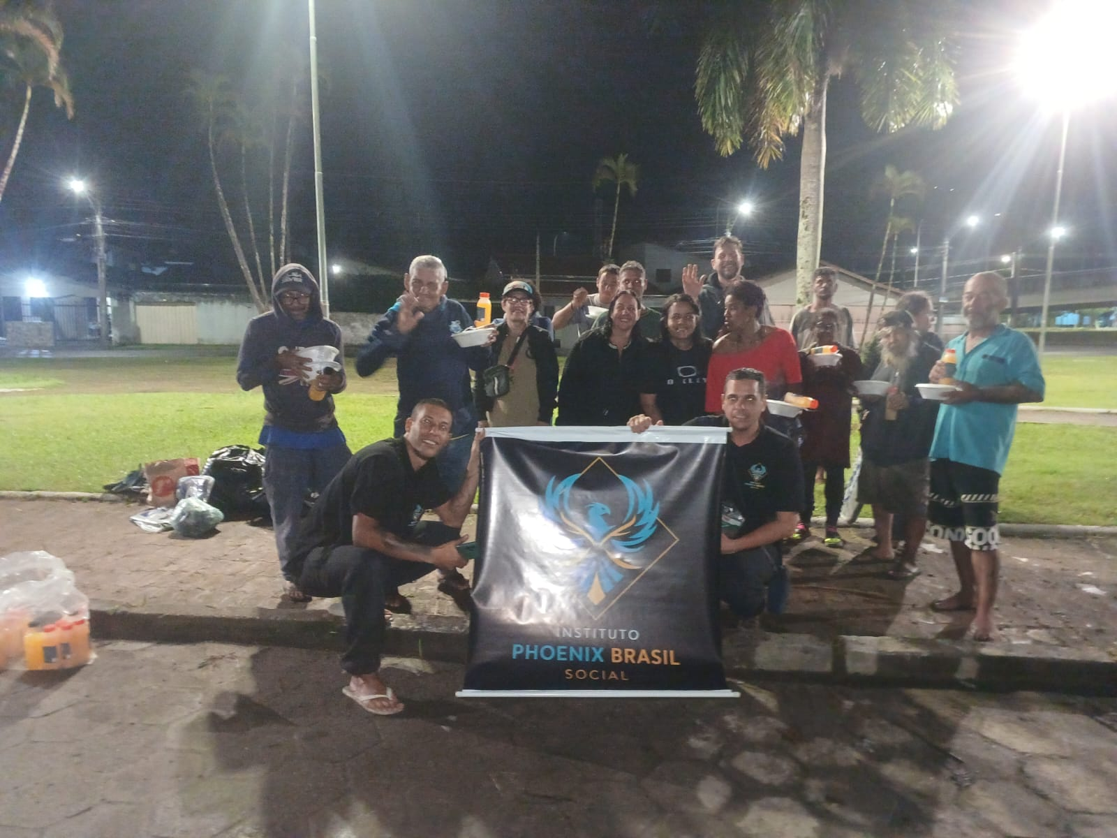 Ação noturna de distribuição de refeições em praça de Caraguatatuba