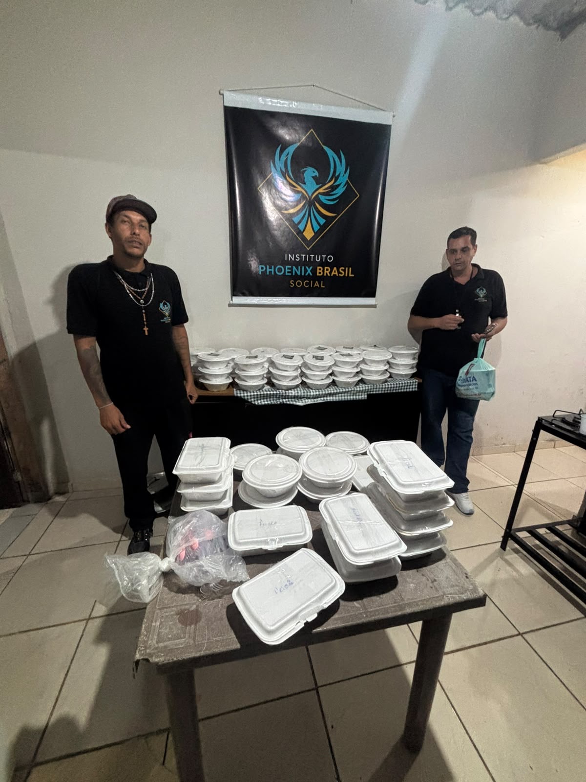 Voluntários do Instituto Phoenix Brasil Social preparando refeições para distribuição