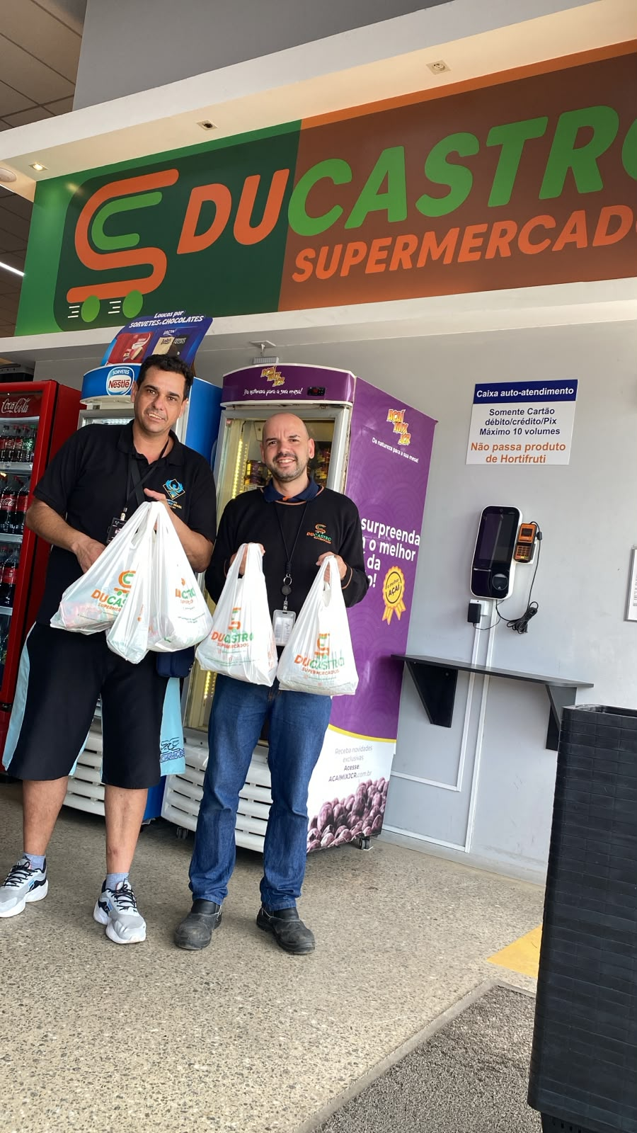 Arrecadação de alimentos em supermercado parceiro do Instituto