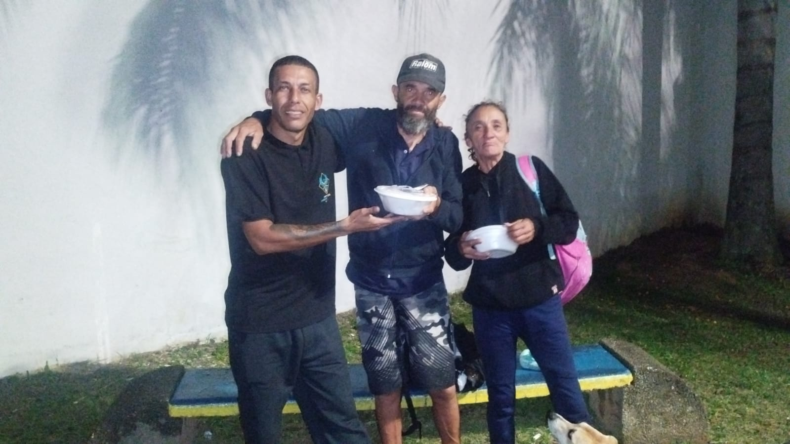 Voluntário entrega refeições a pessoas em situação de rua